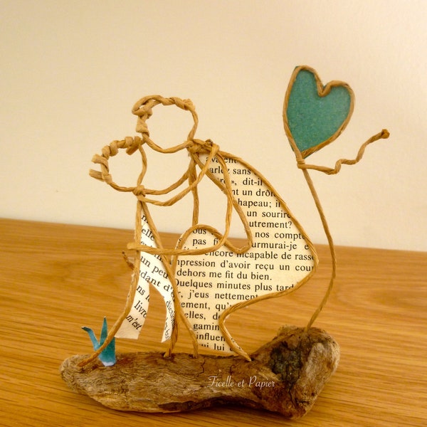 Sculpture mamie et petit garçon figurines en ficelle et papiers cadeau fête anniversaire amour tendresse création fil kraft armé bois flotté