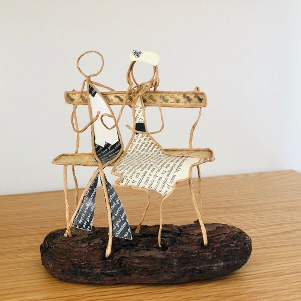 Couple d'amoureux sur un banc sculpture en ficelle et papier cadeau original personnalisé figurines en fil de kraft armé sur bois flotté