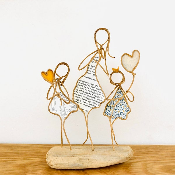 Cadeau fête des mères figurines en ficelle et papier maman enfants coeur création originale et poétique sculpture fil kraft armé bois flotté