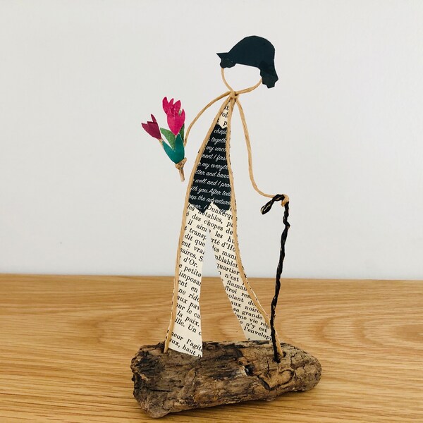 Charlie Chaplin amoureux figurine ficelle et papier cadeau original Saint-Valentin  Charlot fleurs sculpture fil kraft armé bois flotté