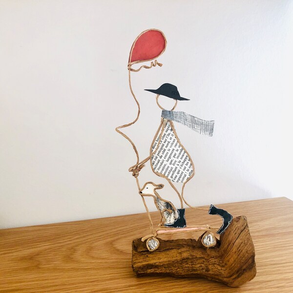 En trottinette figurines en ficelle et papier homme et chien ballon cadeau original sculpture poésie papier fil kraft armé et bois flotté