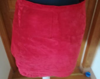 Jupe courte droite originale  vintage en daim rouge foncé