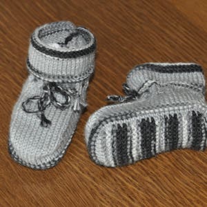 chaussons bébé gris clair et noir image 2