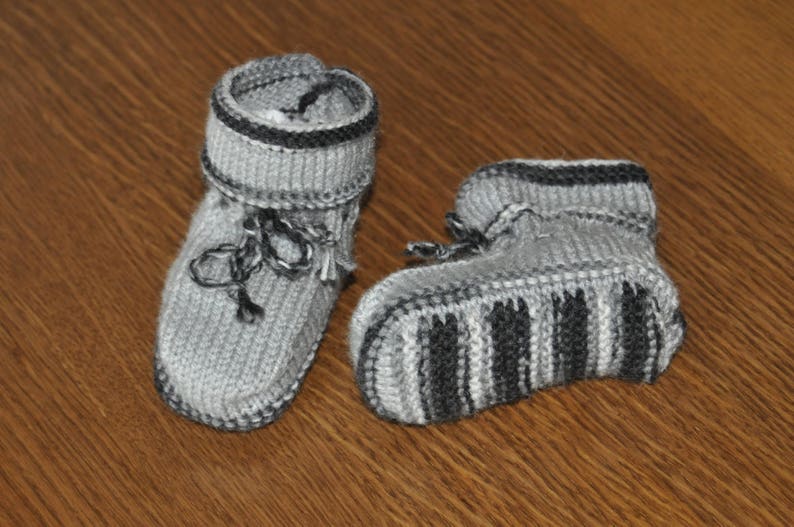 chaussons bébé gris clair et noir image 2