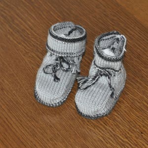 chaussons bébé gris clair et noir image 1