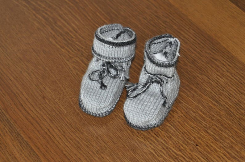 chaussons bébé gris clair et noir image 1