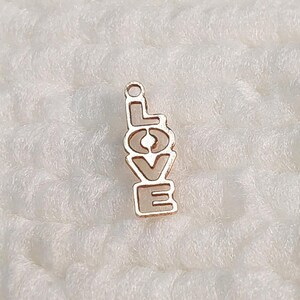 GF1038LO Gold Filled (14KGF) 10.6 x 3.8mm &quot;LOVE&quot; Word Charm 24ga For Bracelet Necklace Making Jewelry Accessories Findings DIY