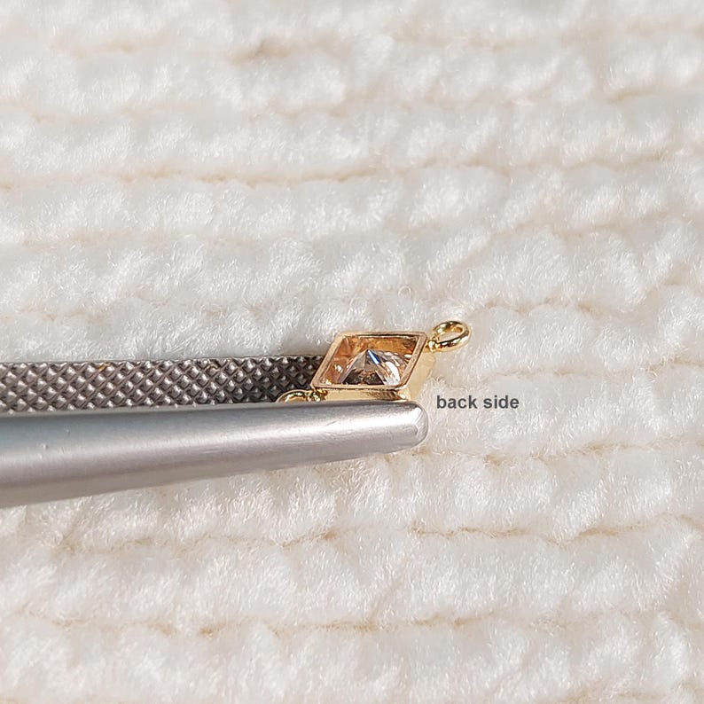 GF4DIAR2CZ 4mm Diamondshaped Bezel Connector With 2mm Closed Rings