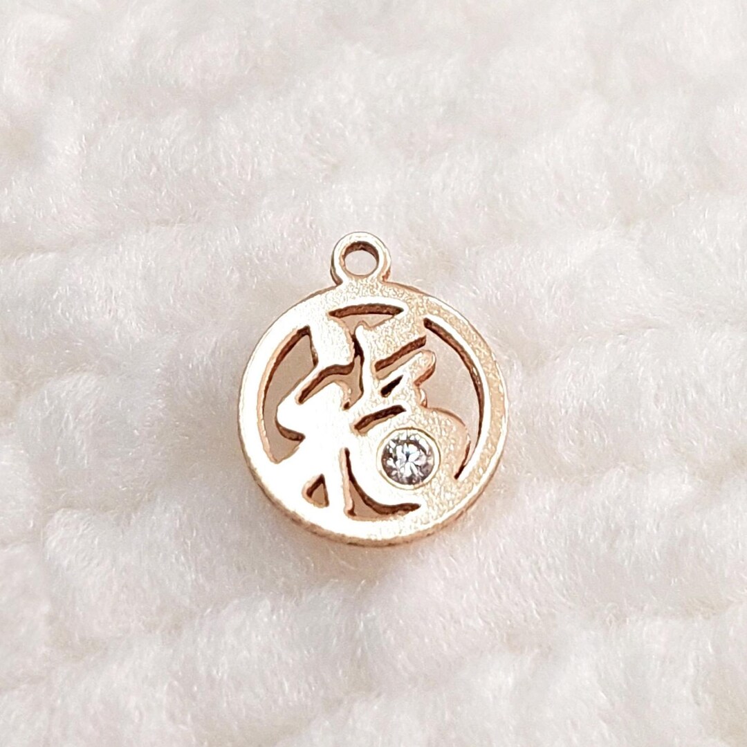 フェザーデザインチャーム໒꒱✨F. Fuzzy, the Leopard Cat white gold pendant | Boucheron US