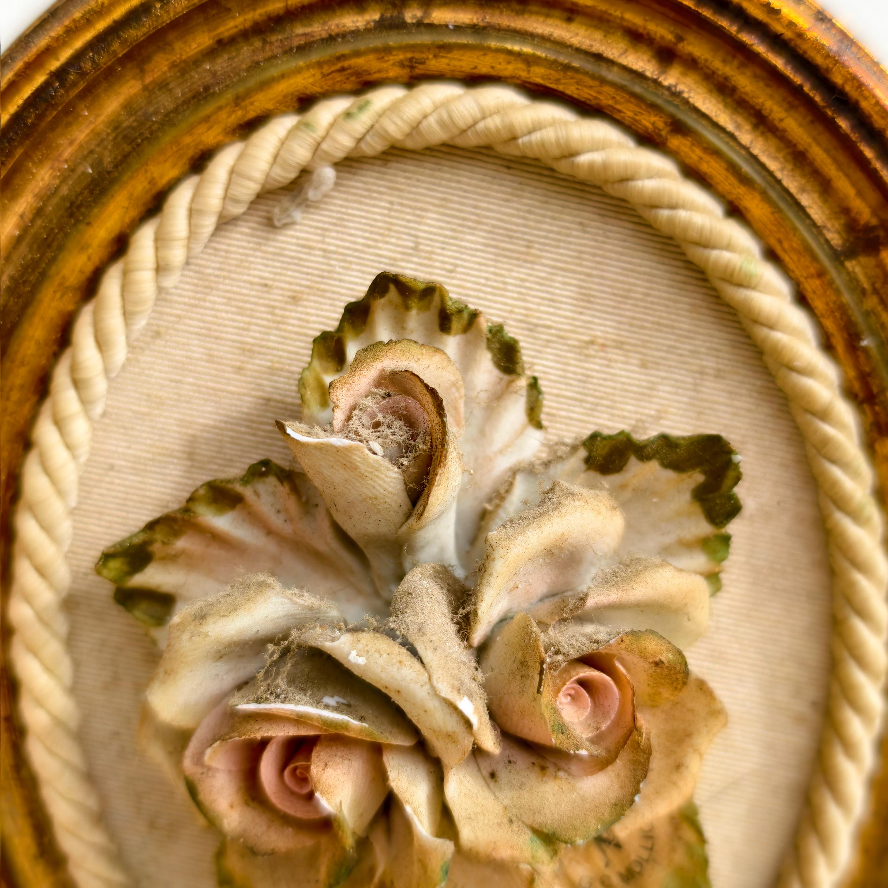 装飾的な額縁に入った花の芸術作品 カポディモンテ様式の磁器製花の 