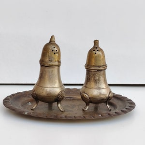 Salière et poivrière en laiton plaqué argent avec plateau