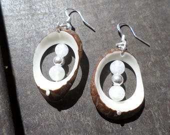 Boucles d'oreilles en tagua et pierre naturelle de labradorite blanche-améliore la sensibilité,le sommeil, favorise l'éveil...