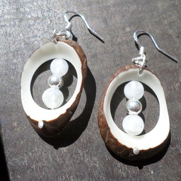 Boucles d'oreilles en tagua et pierre naturelle de labradorite blanche-améliore la sensibilité,le sommeil, favorise l'éveil...