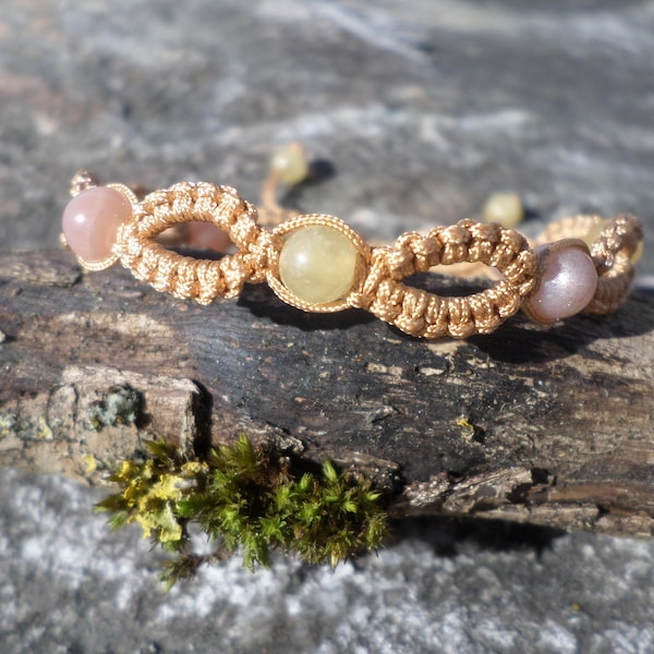 Bracelet, "joie de vivre", en tissage, macramé, perles, pierre de soleil, et calcite jaune