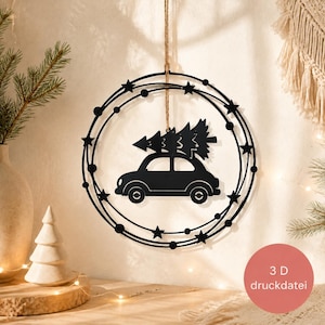 Può includere: Una decorazione da parete circolare nera che raffigura la sagoma di un'auto che trasporta un albero di Natale sul tetto. La cornice circolare è decorata con piccole stelle e sfere. L'ornamento è appeso a un sottile spago marrone.