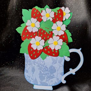 Teetasse mit Erdbeeren