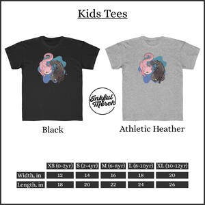 K&ouml;nnte beinhalten: Schwarze und grau melierte Kinder-T-Shirts mit einem Cartoon-Axolotl-Design. Das Design zeigt einen rosa und schwarzen Axolotl im Yin-Yang-Stil. Die Shirts sind in den Gr&ouml;&szlig;en XS bis XL erh&auml;ltlich, mit Breiten von 30.5 bis 50.8 cm.