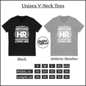 Peut inclure: Deux t-shirts &agrave; col en V, l'un noir et l'autre gris chin&eacute;, avec un motif blanc qui dit "This is what an awesome HR representative looks like". Les t-shirts sont disponibles en tailles S, M, L, XL et 2XL. La largeur et la longueur de chaque taille sont indiqu&eacute;es en pouces.
