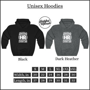 Peut inclure: Sweat-shirts unisexes noirs et gris chin&eacute; avec le texte "This is what an awesome HR representative looks like" imprim&eacute; sur le devant. Les sweat-shirts sont disponibles en tailles S, M, L, XL, 2XL et 3XL. Le tableau des tailles indique la largeur et la longueur de chaque taille en pouces.