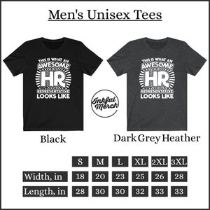 Peut inclure: T-shirt unisexe noir et gris chin&eacute; fonc&eacute; avec un motif blanc qui dit "This is what an awesome HR representative looks like". Le t-shirt est disponible en tailles S-3XL. Le tableau des tailles indique la largeur et la longueur du t-shirt en pouces.