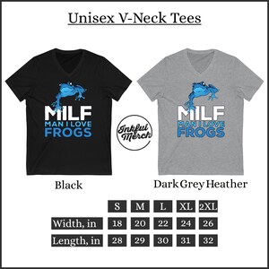 以下が含まれることがあります： 黒とダークグレーヘザーのVネックTシャツ。青いカエルのグラフィックと「MILF MAN I LOVE FROGS」のテキストがプリントされています。サイズはS、M、L、XL、2XLがあります。Tシャツの幅と長さはインチで表示されています。