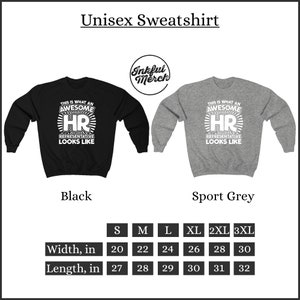 Peut inclure: Sweat-shirt unisexe noir et gris sport avec le texte "This is what an awesome HR representative looks like" imprim&eacute; sur le devant. Le sweat-shirt est disponible en tailles S-3XL. Le tableau des tailles indique la largeur et la longueur en pouces.