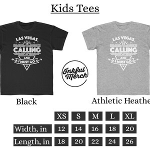 Pu&ograve; includere: Magliette per bambini in nero e grigio melange con una grafica bianca che dice "Las Vegas is Calling and I Must Go". Le magliette sono disponibili nelle taglie XS, S, M, L e XL. La tabella delle taglie mostra la larghezza e la lunghezza di ogni taglia in pollici.