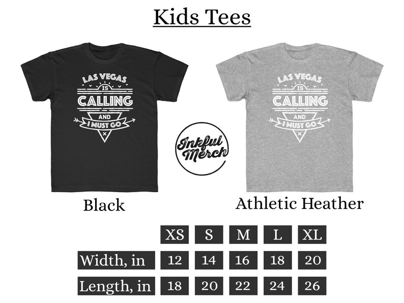 Pu&ograve; includere: Magliette per bambini in nero e grigio melange con una grafica bianca che dice "Las Vegas is Calling and I Must Go". Le magliette sono disponibili nelle taglie XS, S, M, L e XL. La tabella delle taglie mostra la larghezza e la lunghezza di ogni taglia in pollici.
