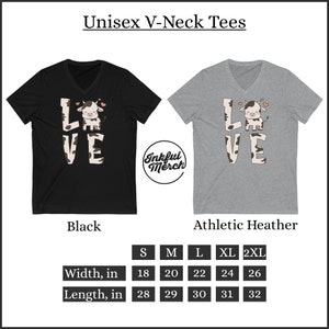 Puede incluir: Camiseta de cuello en V de color negro y gris jaspeado con un gr&aacute;fico de una vaca y la palabra "LOVE". Las camisetas est&aacute;n disponibles en tallas S, M, L, XL y 2XL. La tabla de tallas muestra el ancho y la longitud de cada talla en pulgadas.