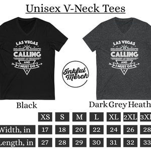 Pu&ograve; includere: T-shirt unisex a collo a V nero e grigio scuro melange con una grafica bianca che dice "Las Vegas is Calling and I Must Go". La maglietta &egrave; disponibile nelle taglie XS-3XL. La tabella delle taglie mostra la larghezza e la lunghezza della maglietta in pollici.