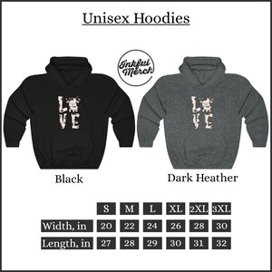 Puede incluir: Sudaderas unisex en negro y gris oscuro jaspeado con un gr&aacute;fico de una vaca y la palabra "LOVE". La tabla de tallas muestra el ancho y la longitud en pulgadas para las tallas S, M, L, XL, 2XL y 3XL.
