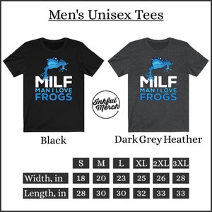 以下が含まれることがあります： 黒とダークグレーヘザーのユニセックスTシャツ。青いカエルのグラフィックと「MILF MAN I LOVE FROGS」のテキストがプリントされています。TシャツはSから3XLまで展開しています。サイズチャートは、Tシャツの幅と長さをインチで示しています。