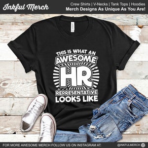 Peut inclure: T-shirt noir avec un texte blanc qui dit "This is what an awesome HR representative looks like". Le texte est entour&eacute; d'un motif de soleil blanc.