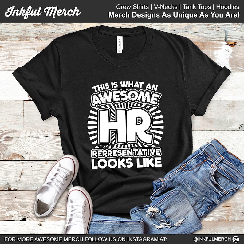 Peut inclure: T-shirt noir avec un texte blanc qui dit "This is what an awesome HR representative looks like". Le texte est entour&eacute; d'un motif de soleil blanc.