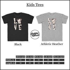 Puede incluir: Camisas para ni&ntilde;os en negro y gris deportivo con un gr&aacute;fico de una vaca que dice "Love" en una fuente de impresi&oacute;n de vaca. La tabla de tallas muestra el ancho y la longitud en pulgadas para las tallas XS a XL.
