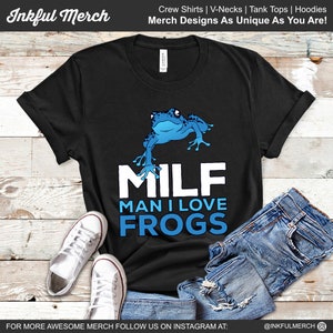 以下が含まれることがあります： 青いカエルのグラフィックと「MILF MAN I LOVE FROGS」のテキストが書かれた黒いTシャツ。