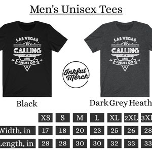 Pu&ograve; includere: T-shirt unisex con il testo "Las Vegas is Calling and I Must Go" in bianco su uno sfondo nero e grigio melange scuro. La t-shirt &egrave; disponibile nelle taglie XS-3XL. La tabella delle taglie mostra la larghezza e la lunghezza della t-shirt in pollici.