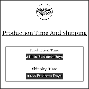 Puede incluir: Gr&aacute;fico en blanco y negro con el texto "Inkful Merch" en un c&iacute;rculo. El texto "Production Time And Shipping" est&aacute; debajo del c&iacute;rculo. El texto "Production Time" est&aacute; sobre un rect&aacute;ngulo negro con el texto "3 to 10 Business Days". El texto "Shipping Time" est&aacute; sobre un rect&aacute;ngulo negro con el texto "3 to 7 Business Days".