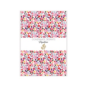 Könnte beinhalten: Eine weiße Karte mit einem Blumenmuster in den Farben Rosa, Rot, Lila und Gelb. Der Text "CONSTANCE DESANTI Papeterie" ist in Schwarz auf einem weißen Banner gedruckt.