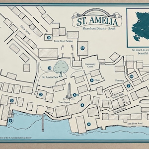 Könnte beinhalten: Eine gedruckte Karte des St. Amelia Shorefront District South mit nummerierten Standorten, Straßennamen wie Ferris Street und West Shore Road, einer Windrose und einer kleinen Inselkarte mit dem Text So much to explore on our beautiful island.