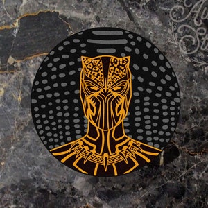 Könnte beinhalten: Schwarz-goldene Illustration eines Black Panther mit einer Leopardenfellmaske auf grauem und schwarzem Hintergrund.