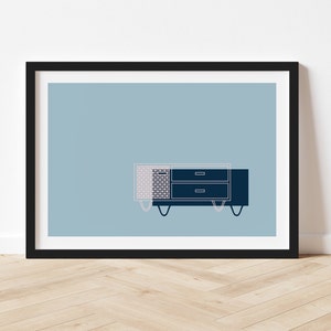 Può includere: Un disegno di linea minimalista di una cassettiera moderna di metà secolo con due cassetti e una porta dell'armadio con motivo. La cassettiera è blu scuro con linee bianche ed è posizionata su uno sfondo blu chiaro.