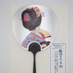 Petite carte de voeux de fan d'Uchiwa - Paysages japonais, fleurs, kimono