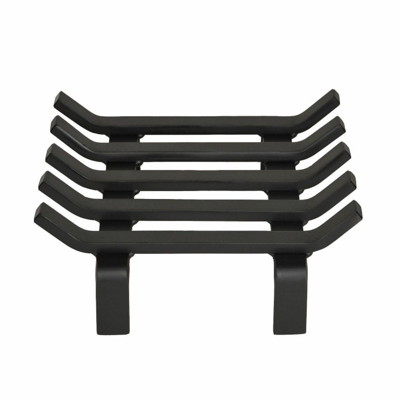 Puede incluir: Rejilla de chimenea de metal negro con cinco barras horizontales y dos patas verticales. La rejilla est&aacute; dise&ntilde;ada para sostener los troncos para quemar en una chimenea.