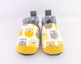 slippers in gray faux leather effect and yellow owl fabric