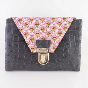 Portefeuille,porte carte, porte monnaie en simili cuir croco noir mat et tissu éventail rose