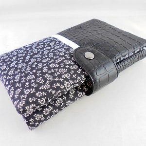 Portefeuille tout en un en simili effet croco noir et tissu noir fleur blanche