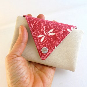 Portefeuille pocket en simili cuir beige et tissu libellule rouge