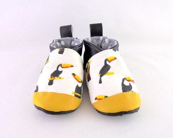 slippers in black and yellow imitation leather and toucan pattern fabric