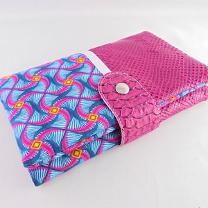 Portefeuille tout en un en simili cuir dragon fuchsia et tissu motifs africain rose et bleu